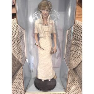 Franklin Mint Diana Princess of Wales Porcelain Portrait Doll w/ Display‎ Case